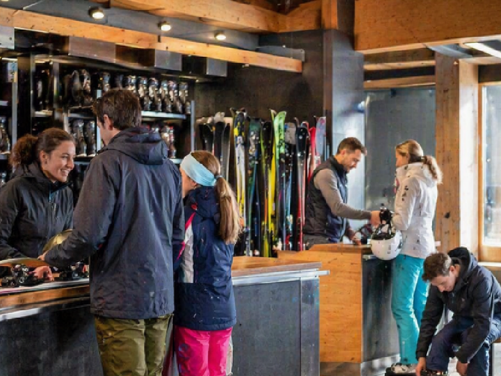 L’UESC présente la première édition de son livret sur les règles de la location de ski